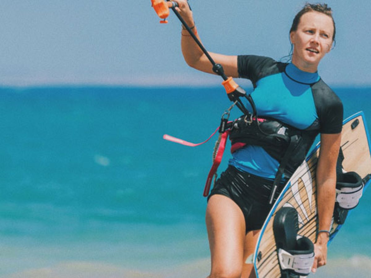 Alumna de kitesurf con su tabla