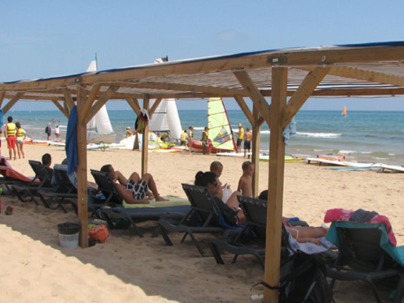 Pérgola y tumbonas en la playa: Tumbona1