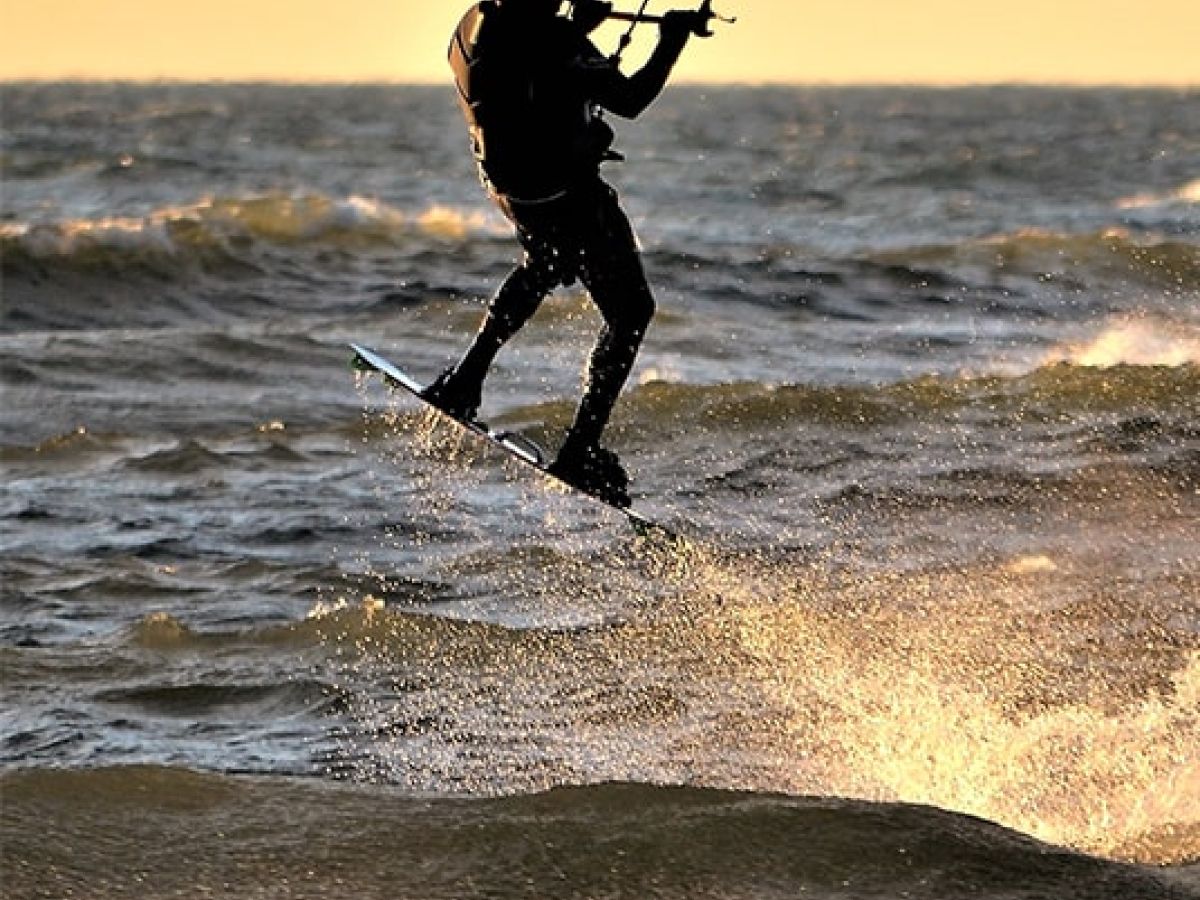 Kitesurf al atardecer