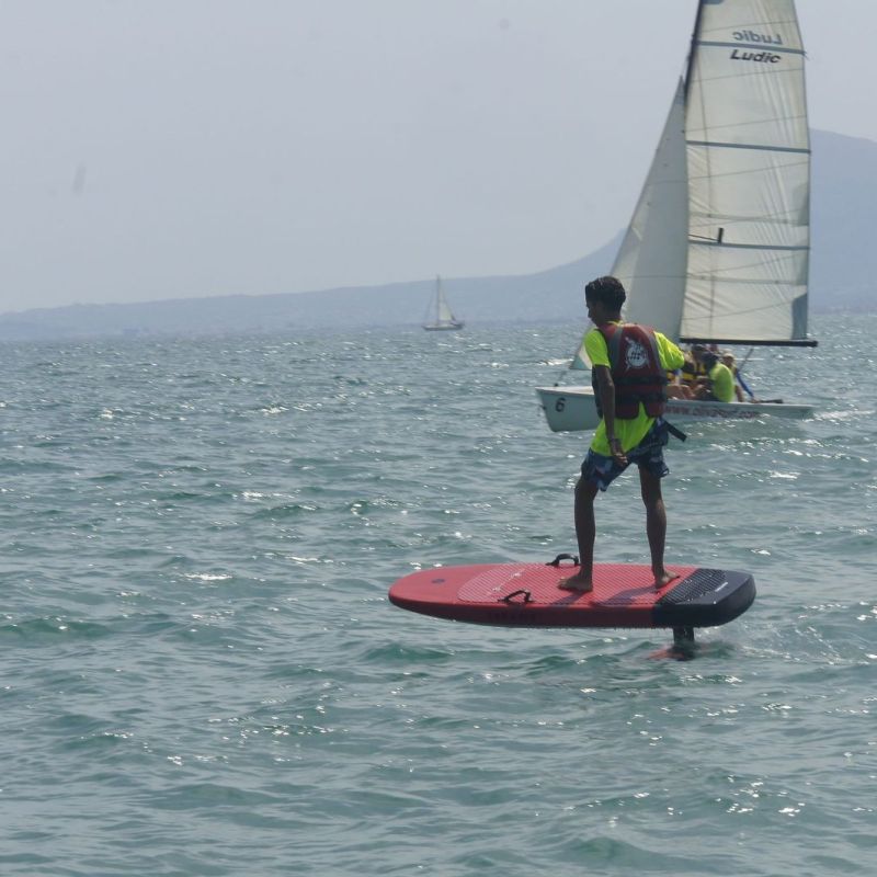 eFoil junto a un barco de vela