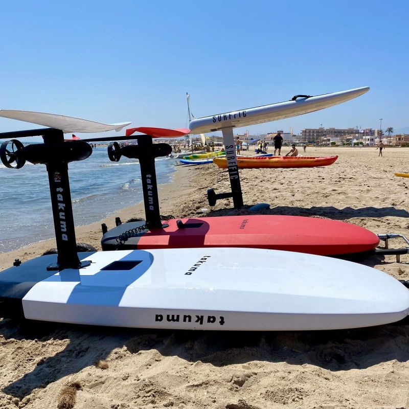 Tablas de eFoil en la playa