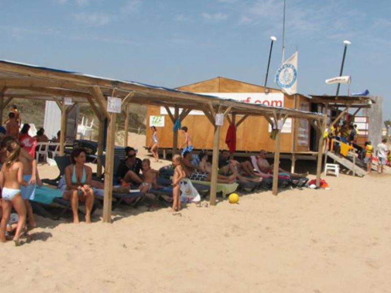 Pérgola y tumbonas en la playa: Tumbona3