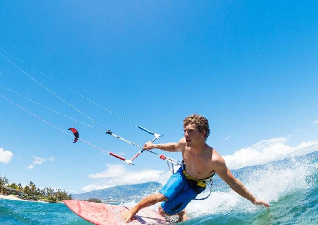 Kitesurfista navegando con autonomía