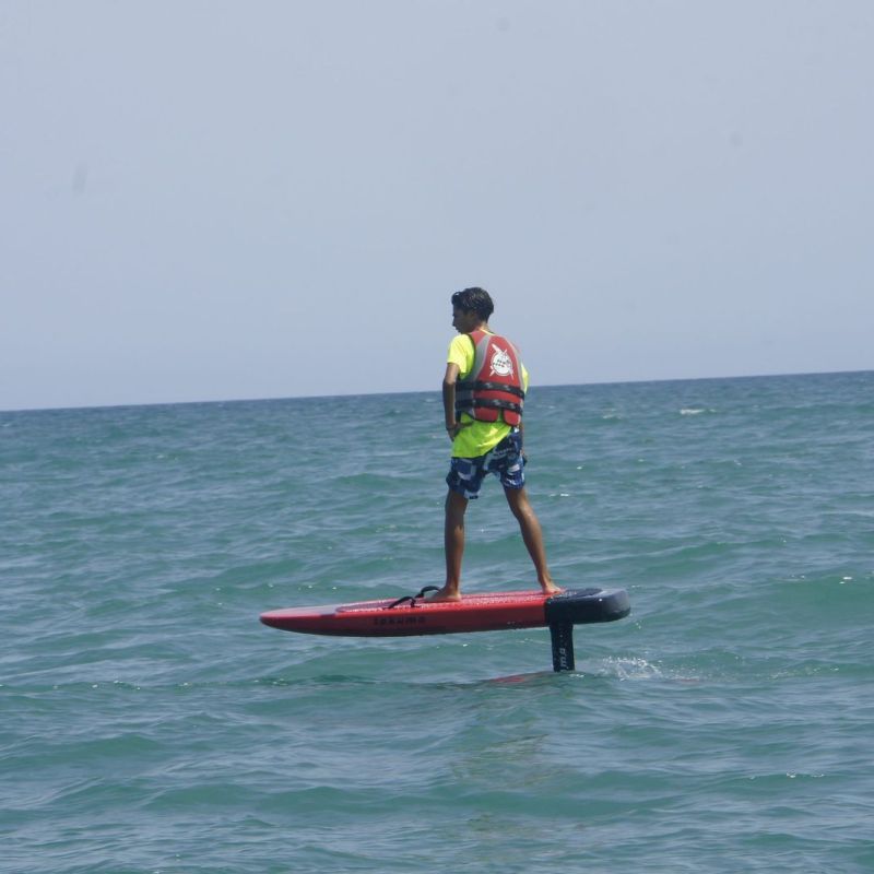 Alumno volando en eFoil